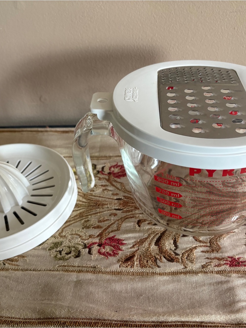 Pyrex Clear Glass Measuring Bowl with Red Graduations - Picture 2 of 4